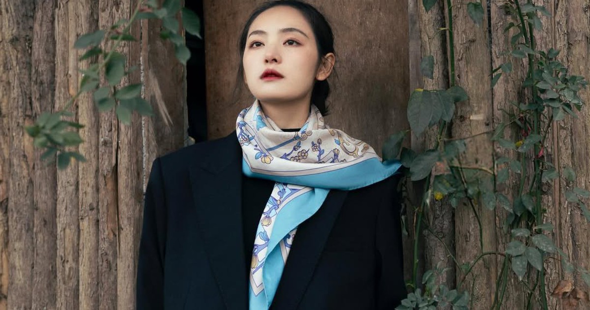 Khăn lụa họa tiết biến tấu đầy sức hút cho các quý cô