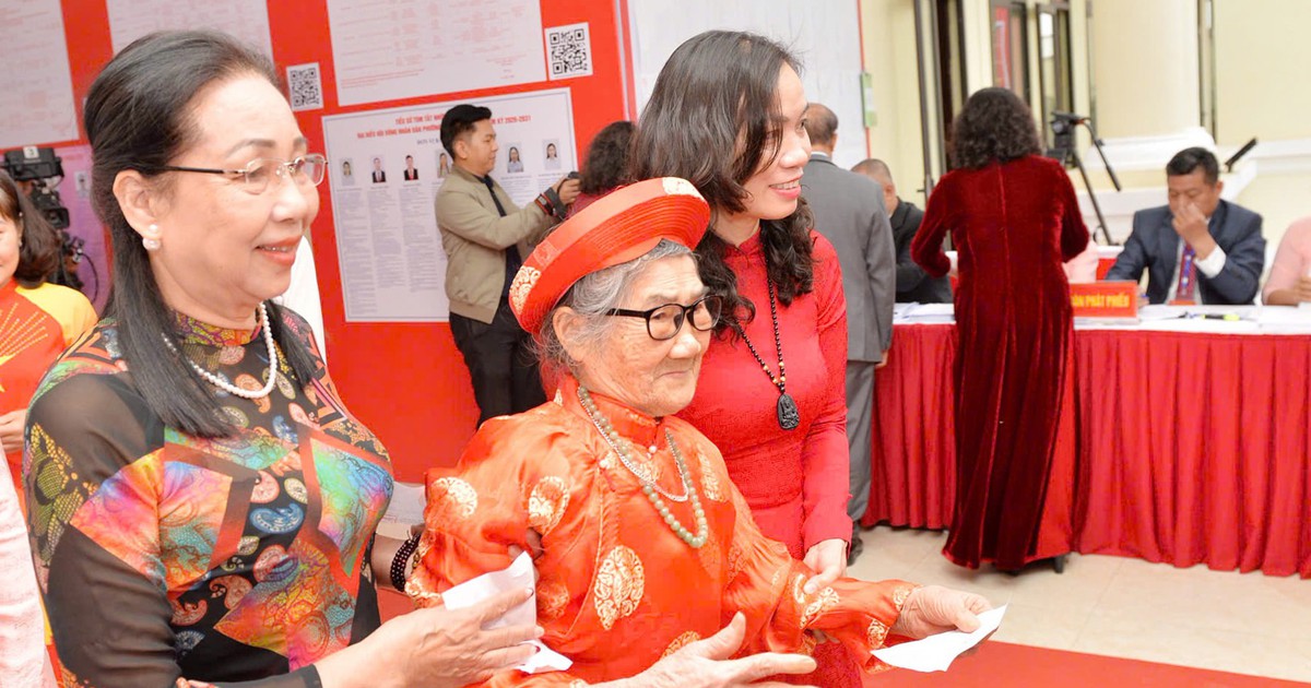 Xúc động hình ảnh những cử tri trăm tuổi đi bầu cử