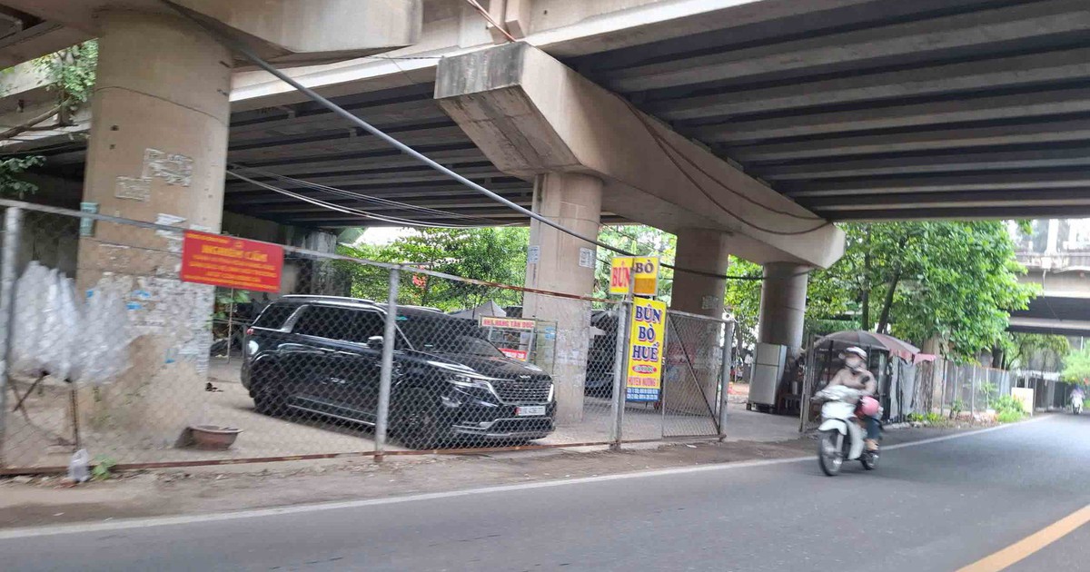 Gầm cầu bị chiếm dụng làm nơi buôn bán và đậu ô tô
