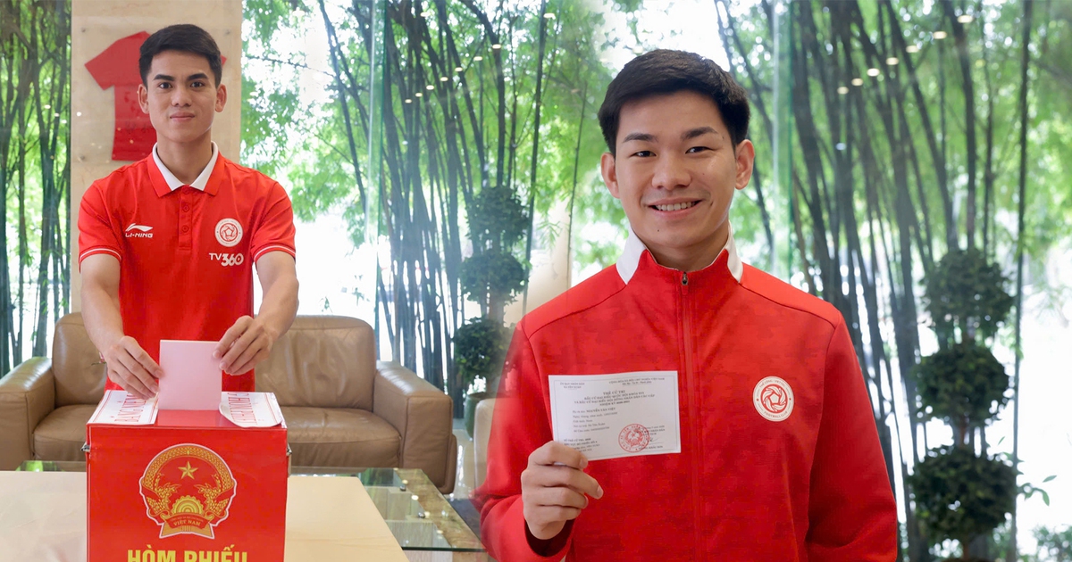 Khuất Văn Khang cùng Thể Công Viettel tham gia bầu cử, Công Phương háo hức lần đầu bỏ phiếu