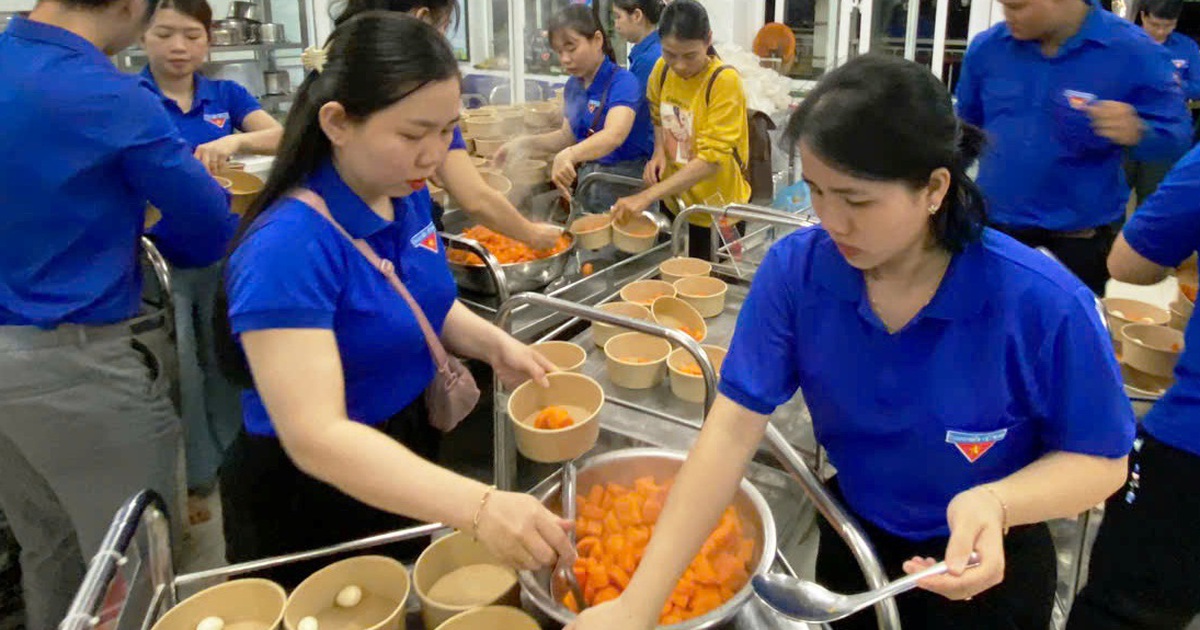 Bếp thanh niên đỏ lửa ngày bầu cử: Hàng trăm suất cơm tiếp sức các lực lượng