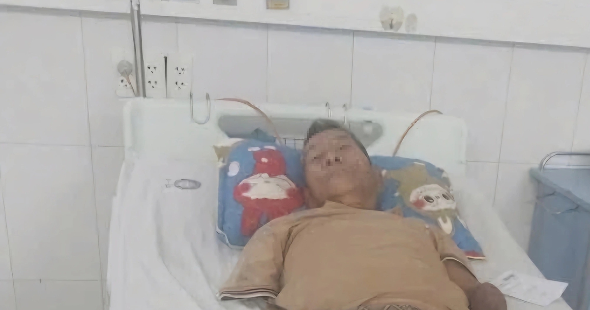 Cụ ông cụt 2 tay kẹp rắn hổ mang đem về nhà, con trai kể lại khoảnh khắc khó tin