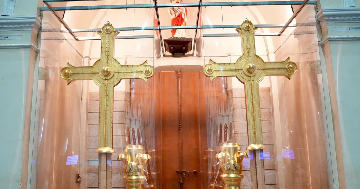 Nhà thờ Đức Bà: Sẽ đặt 2 Thánh giá mạ vàng nặng 400 kg lên đỉnh tháp ngày 19.3