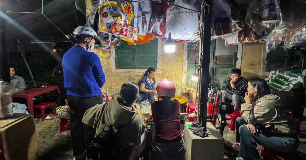 Quán bánh canh 'đồ mã' ở Huế: Khách tự bưng ghế, kiên nhẫn chờ