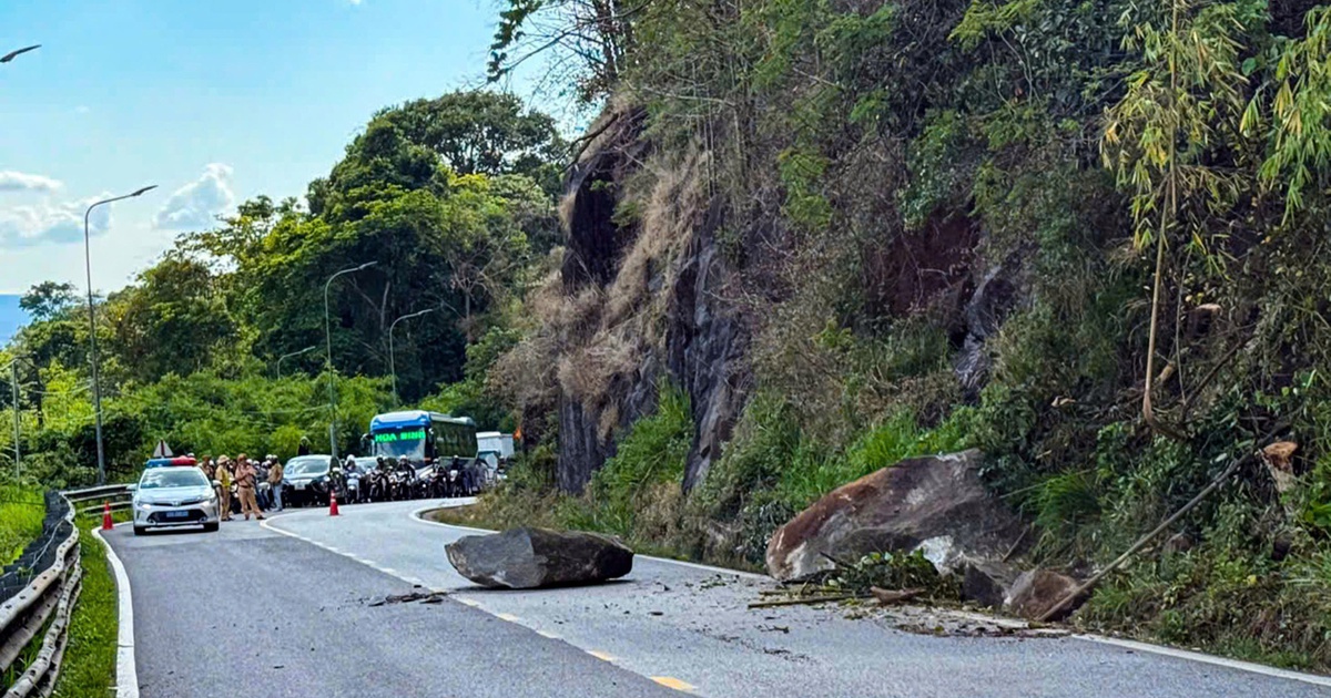 Xử lý khối đá hàng chục tấn chênh vênh trên đèo Bảo Lộc