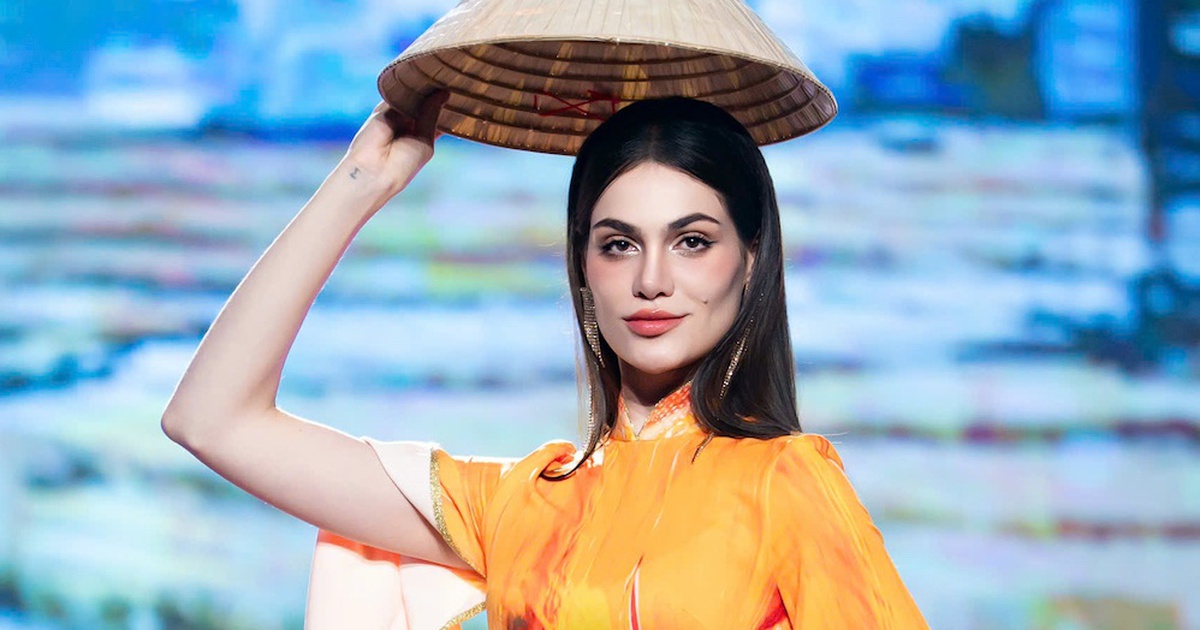 Miss Charm 2025 Anna Blanco diện áo dài diễn thời trang cùng nghệ sĩ Việt