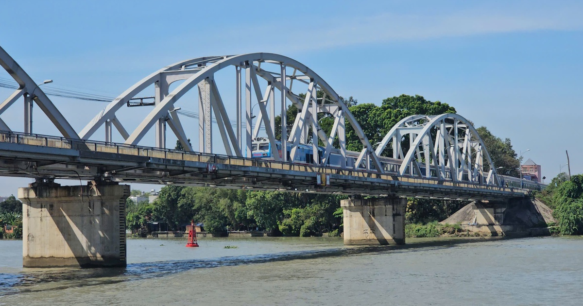 Tăng cường kiểm tra tàu thuyền qua lại khu vực cầu Ghềnh