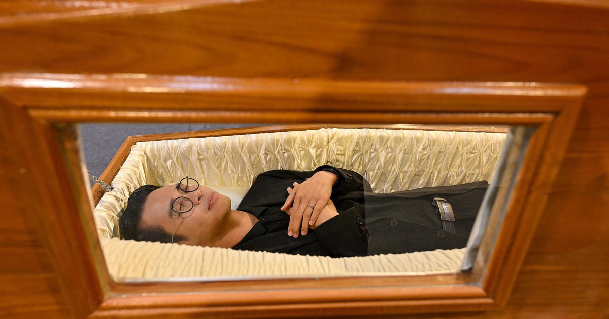 Một lễ hội ở Thái Lan mời khách vào quan tài 'thử chết'