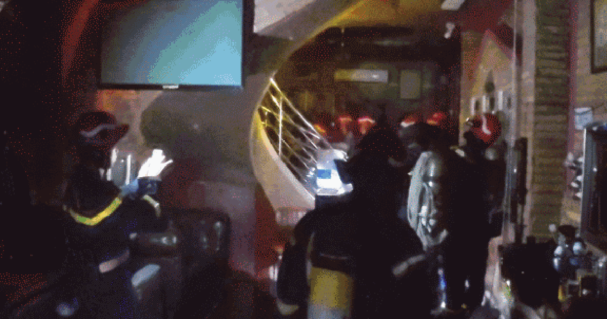 Cháy nhà 4 tầng ở trung tâm TP.HCM, cảnh sát cứu 5 người mắc kẹt