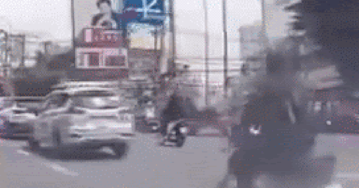 TP.HCM: Ô tô mở cửa bất cẩn khiến xe máy gặp nạn, tài xế rời hiện trường