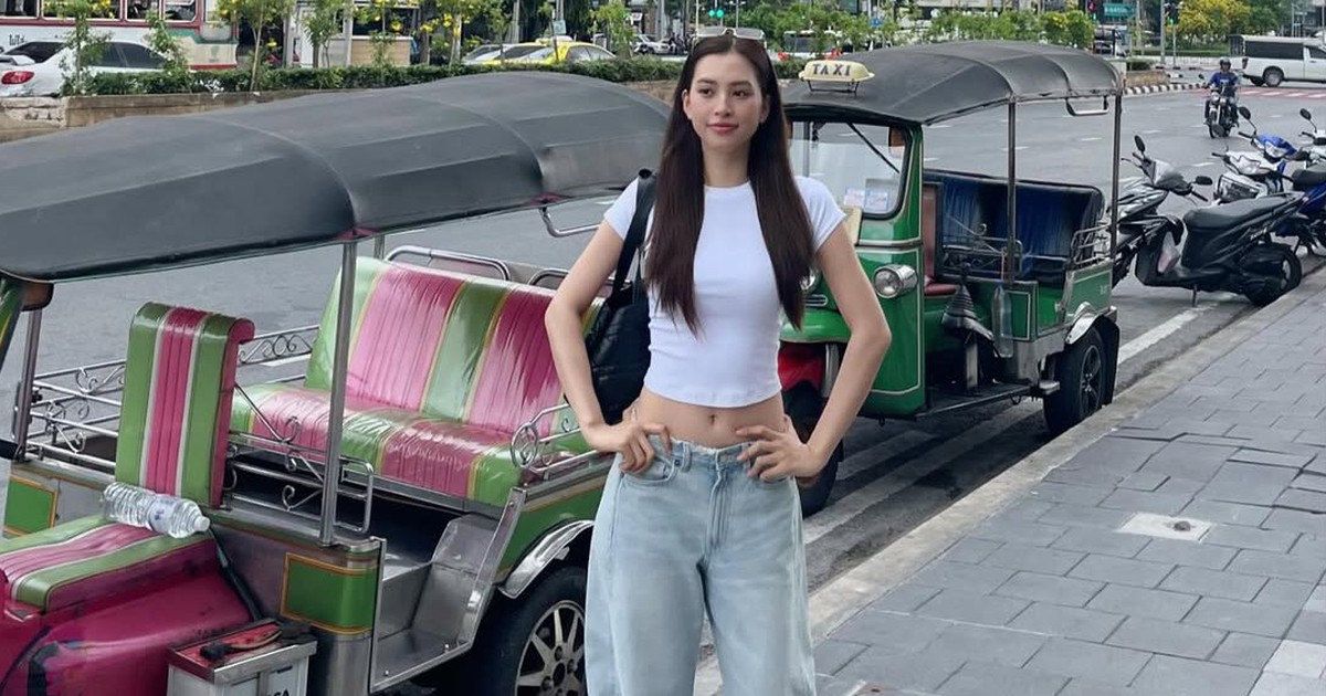 Quần cạp thấp đang đánh dấu sự trở lại đầy cuốn hút của tinh thần Y2K