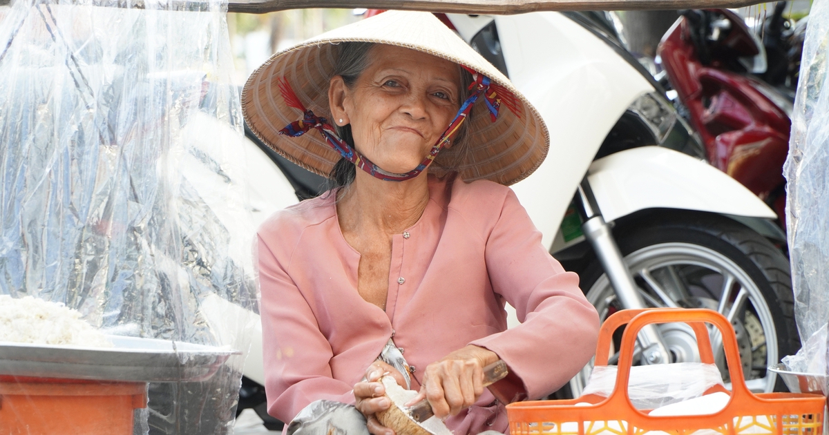 G&aacute;nh b&aacute;nh tr&aacute;ng kẹo mạch nha 40 năm: B&agrave; ngoại b&aacute;n 10 c&aacute;i mỗi ng&agrave;y vẫn kh&ocirc;ng nỡ nghỉ