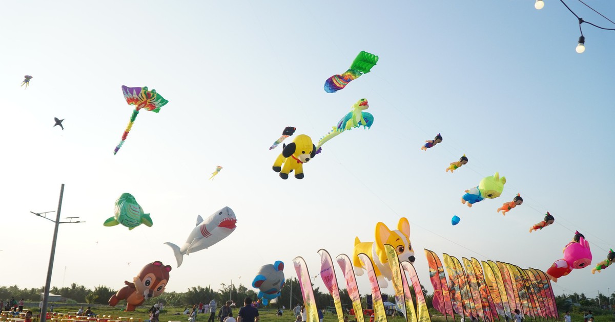 Bãi thả diều khổng lồ ở Vĩnh Long thu hút hàng trăm người mỗi chiều