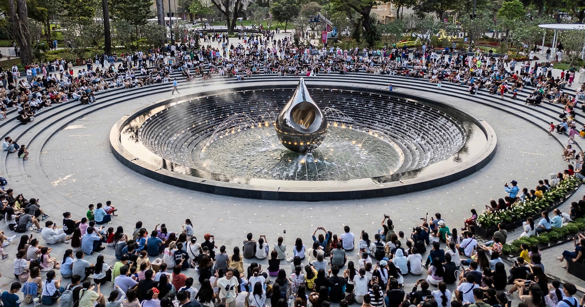 Đông đảo người dân TP.HCM đổ về công viên số 1 Lý Thái Tổ xem nhạc nước