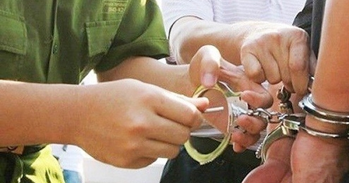 Mua trang phục công an trên Facebook, làm giả thẻ đảng viên để lừa đảo 'chạy án'