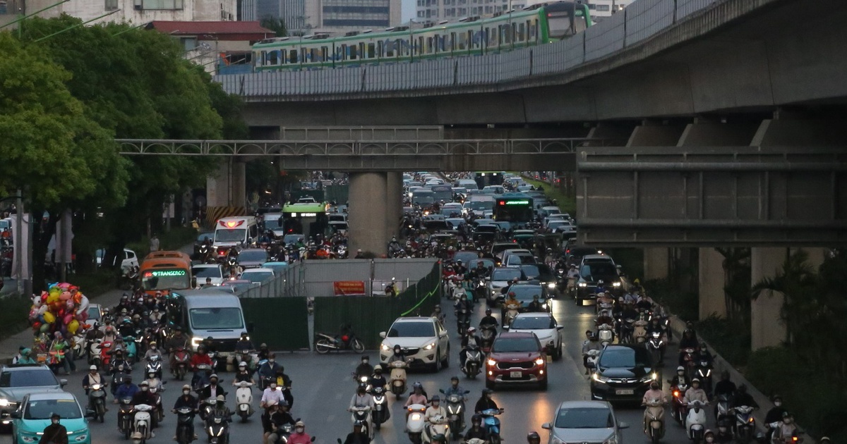Hà Nội: Xuất hiện 'lô cốt' dự án chống ngập, đường Nguyễn Trãi tắc càng thêm tắc