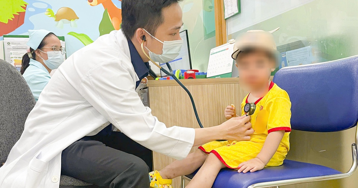 Tiêm vắc xin não mô cầu cho trẻ: Phụ huynh không nên hoảng loạn