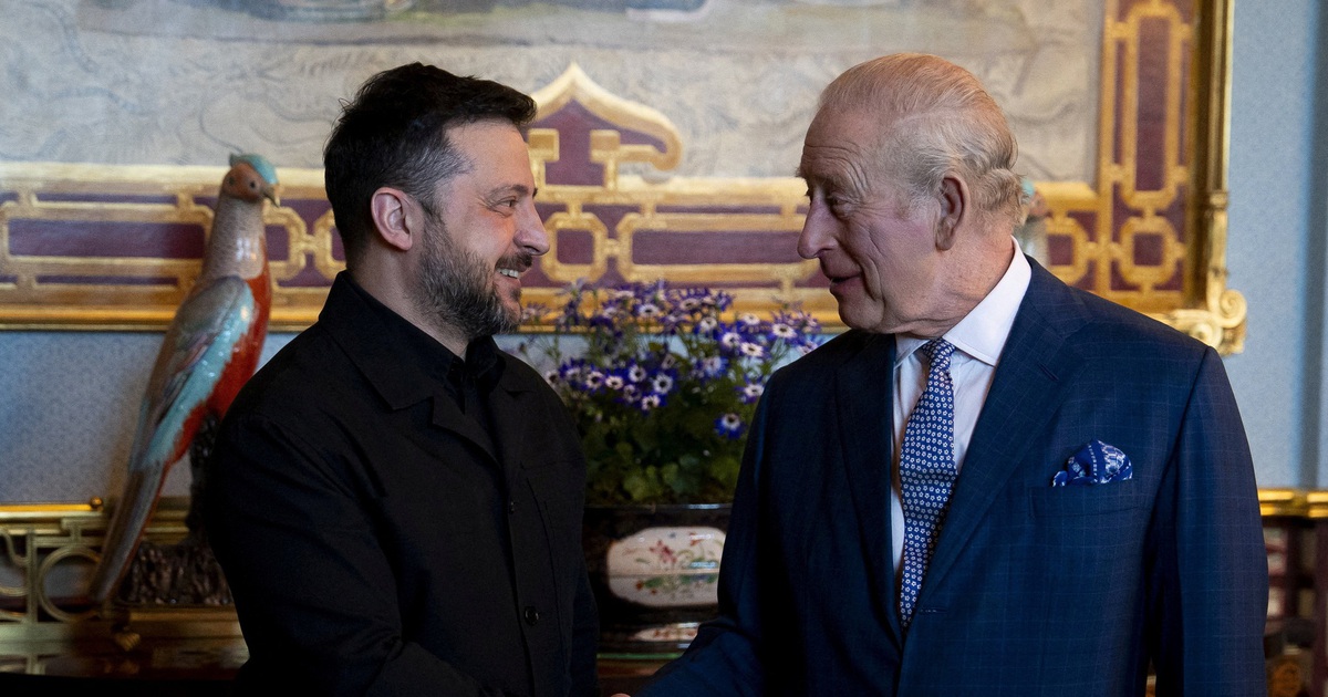 Tổng thống Zelensky tặng iPad chứa dữ liệu chiến trường Ukraine cho Vua Anh