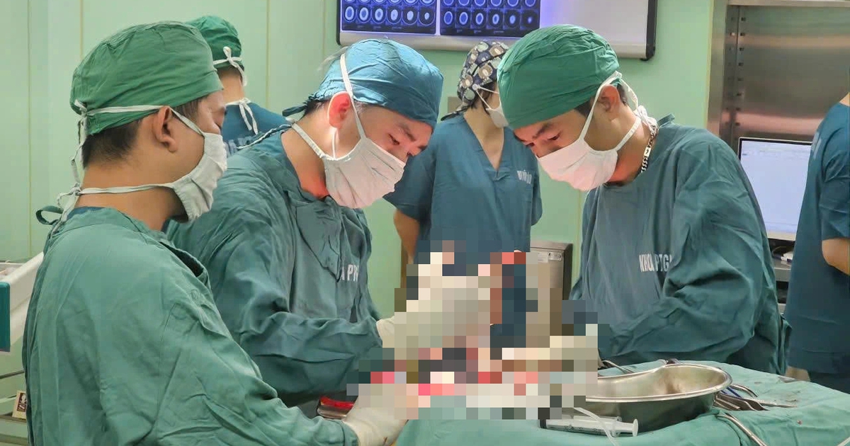 Xuyên đêm phẫu thuật cứu sống bệnh nhân chấn thương sọ não nặng