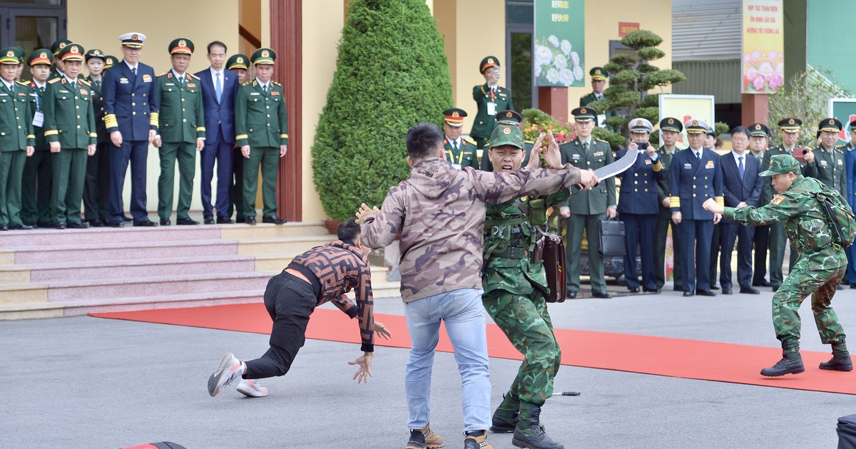 Bộ trưởng Quốc phòng Việt Nam - Trung Quốc xem biên phòng diễn tập bắt tội phạm ma túy