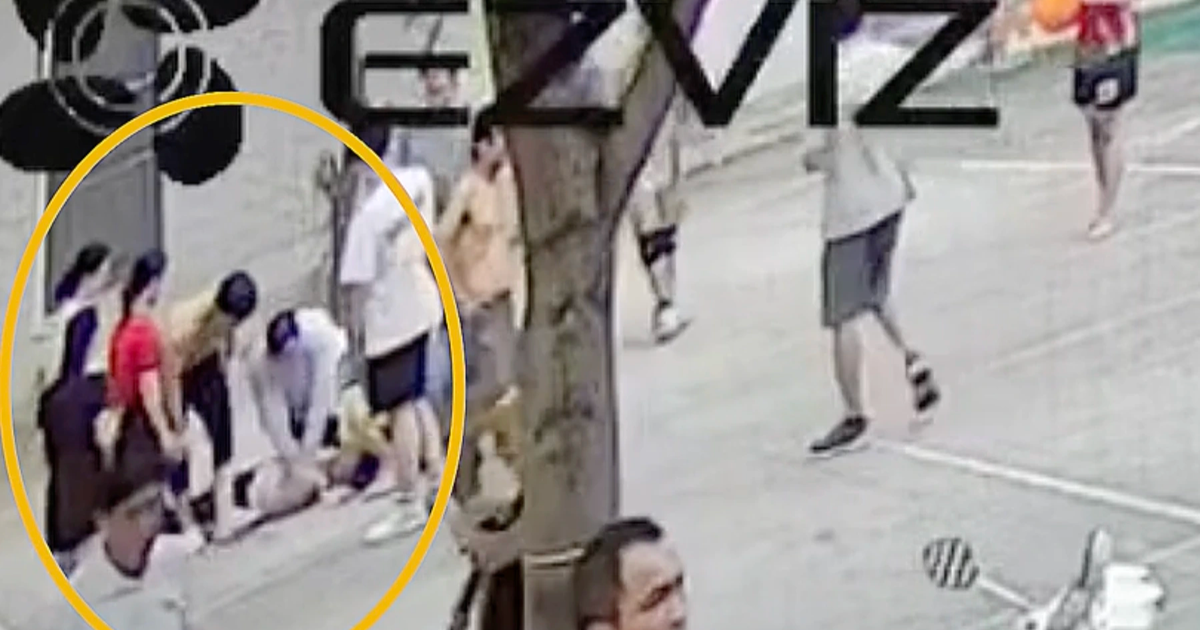 Người đàn ông đột quỵ trên sân bóng, may mắn gặp bác sĩ bế con ngang qua