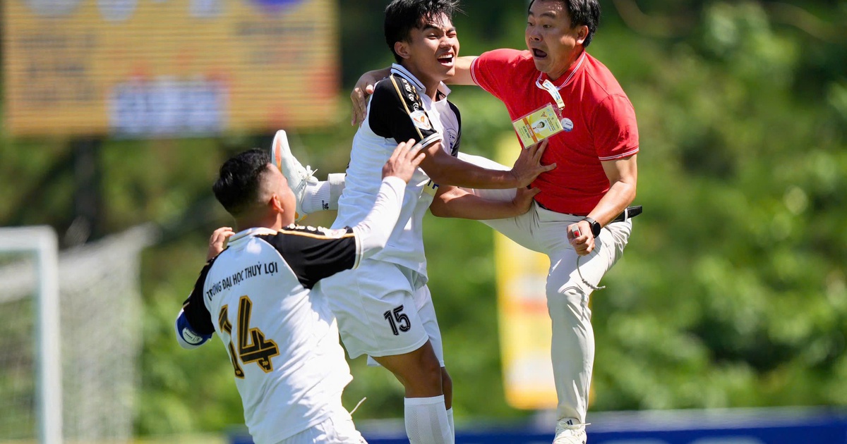 ĐKVĐ lẫn á quân dừng chân ở tứ kết