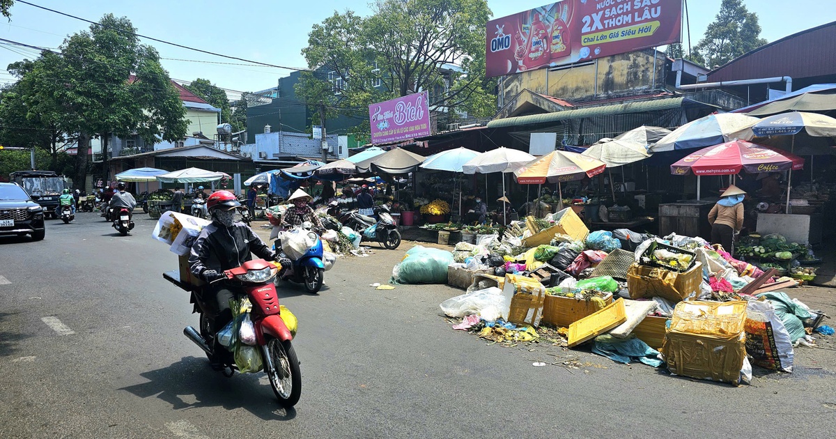 Rác thải bốc mùi, ứ đọng suốt 3 ngày trên đường phố Buôn Ma Thuột