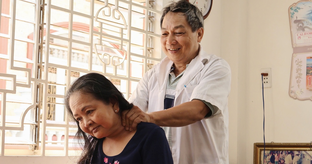 Phòng khám miễn phí trong chùa: Người ở lại mấy chục năm không lương vì điều gì?