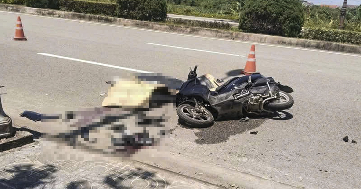 Chạy xe máy tông vào trụ đèn chiếu sáng, 2 thanh niên tử vong