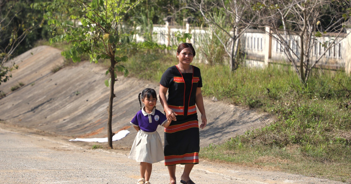 Con có trường học mới, người mẹ đồng bào Giẻ Triêng rưng rưng hạnh phúc