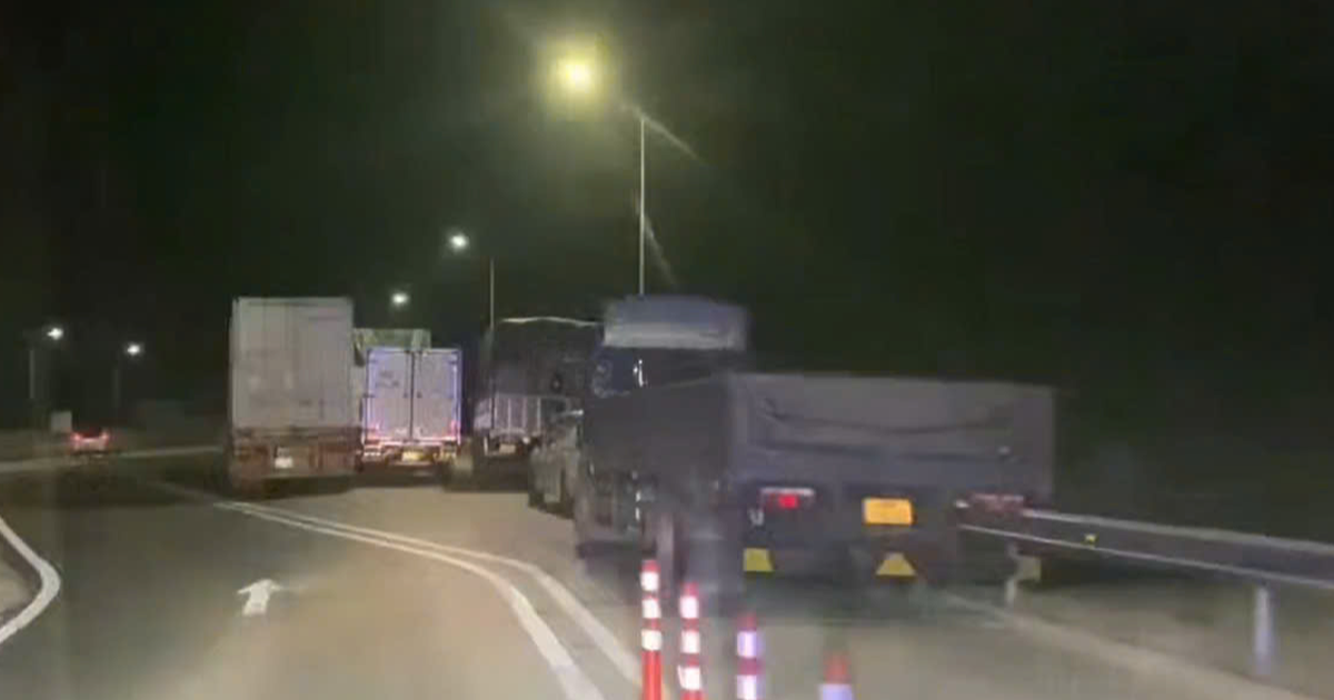 Phạt nguội h&agrave;ng loạt &ocirc; t&ocirc; dừng đỗ sai ở lối ra v&agrave;o trạm dừng nghỉ cao tốc