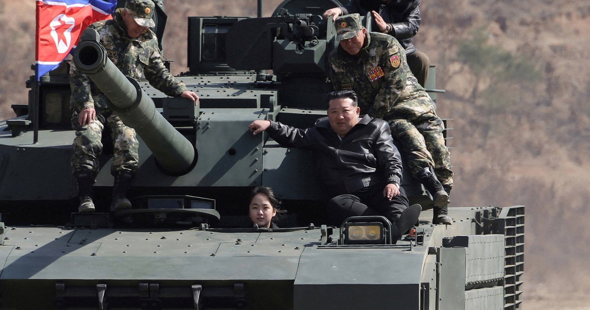 Con gái ông Kim Jong-un xuất hiện cùng cha trên xe tăng chiến đấu chủ lực mới