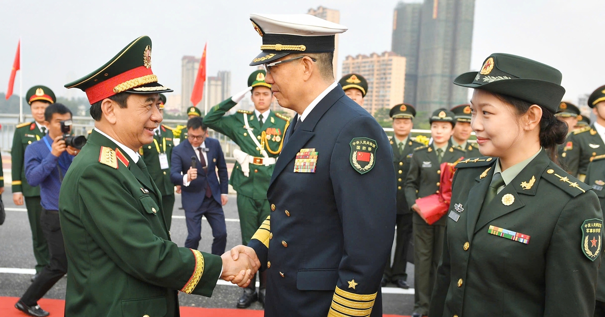 Bộ trưởng Quốc phòng Trung Quốc Đổng Quân đón đại tướng Phan Văn Giang tại biên giới