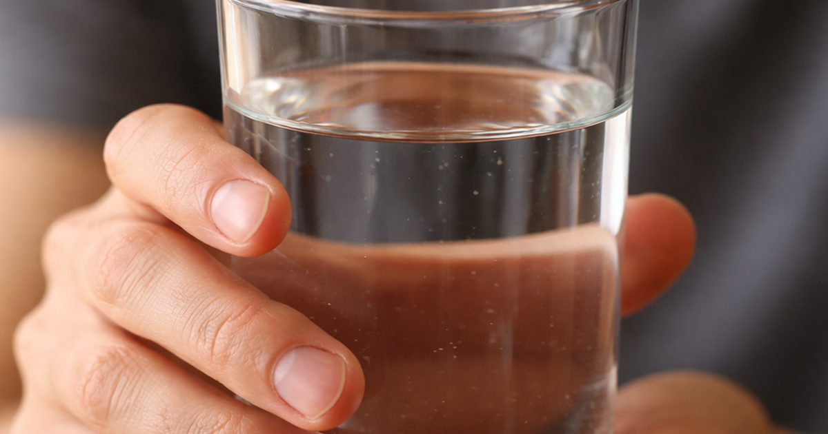 Thận yếu nên uống bao nhiêu nước mỗi ngày? Không phải cứ càng nhiều càng tốt