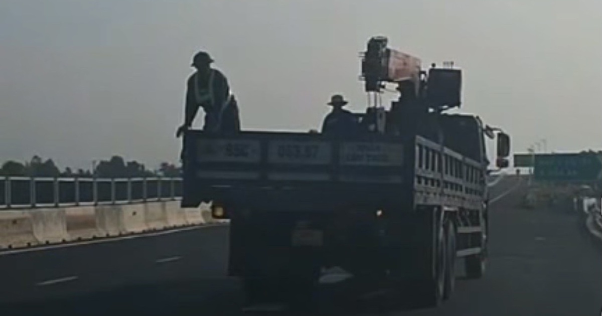 Xử phạt tài xế lùi xe trên cao tốc Cần Thơ - Hậu Giang