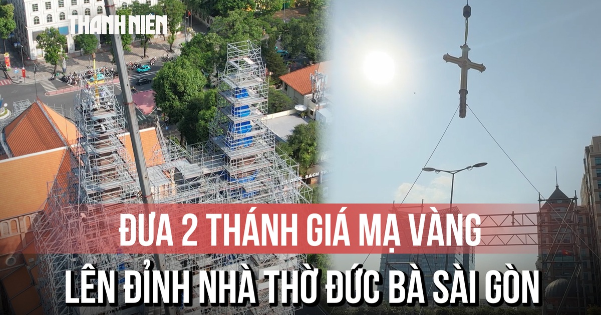 Khoảnh khắc đưa 2 Thánh giá mạ vàng 400 kg lên đỉnh nhà thờ Đức Bà