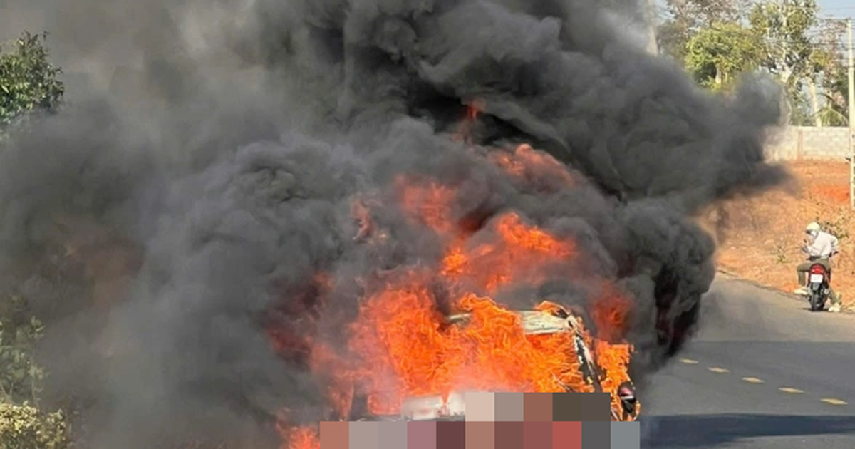 Ô tô bốc cháy dữ dội khi đang chạy trên tuyến đường du lịch ven biển Lâm Đồng