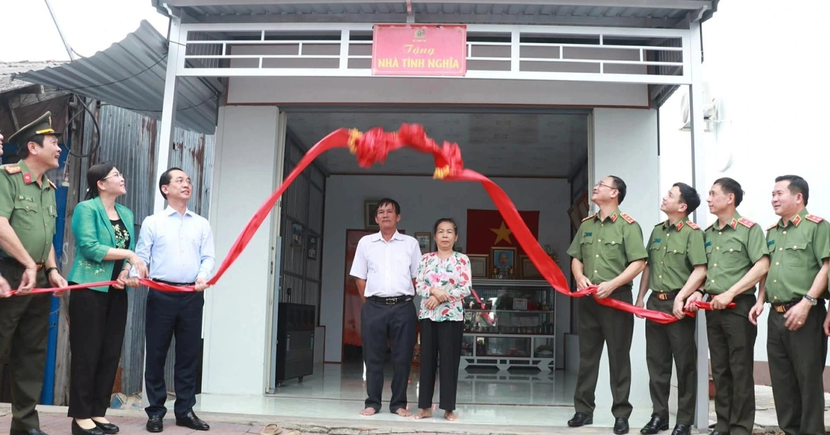 Bộ Công an trao 46 tỉ đồng để xây 500 căn nhà cho hộ khó khăn ở Cà Mau