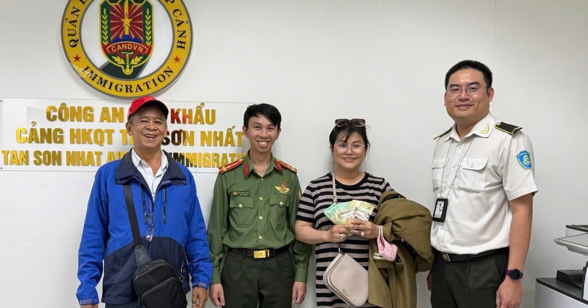 Nhiều tỉ đồng, vàng thất lạc được trao trả cho khách ở sân bay Tân Sơn Nhất