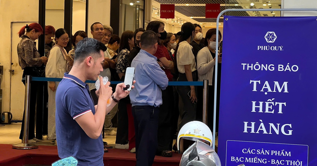 Khách kéo nhau đi mua vàng, công ty tạm hết hàng