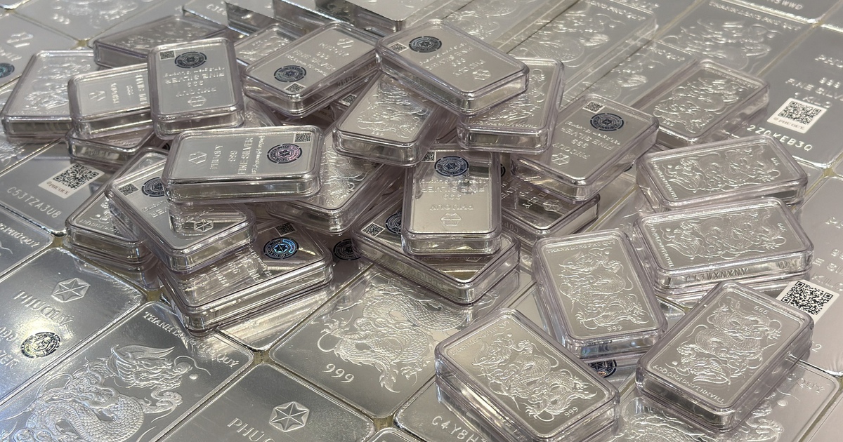 Giá vàng tiếp tục "rơi", giá bạc bật tăng