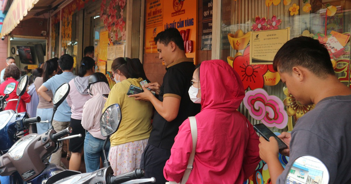 Vàng lao dốc: Có người đứng 2 giờ đồng hồ vẫn mua hụt