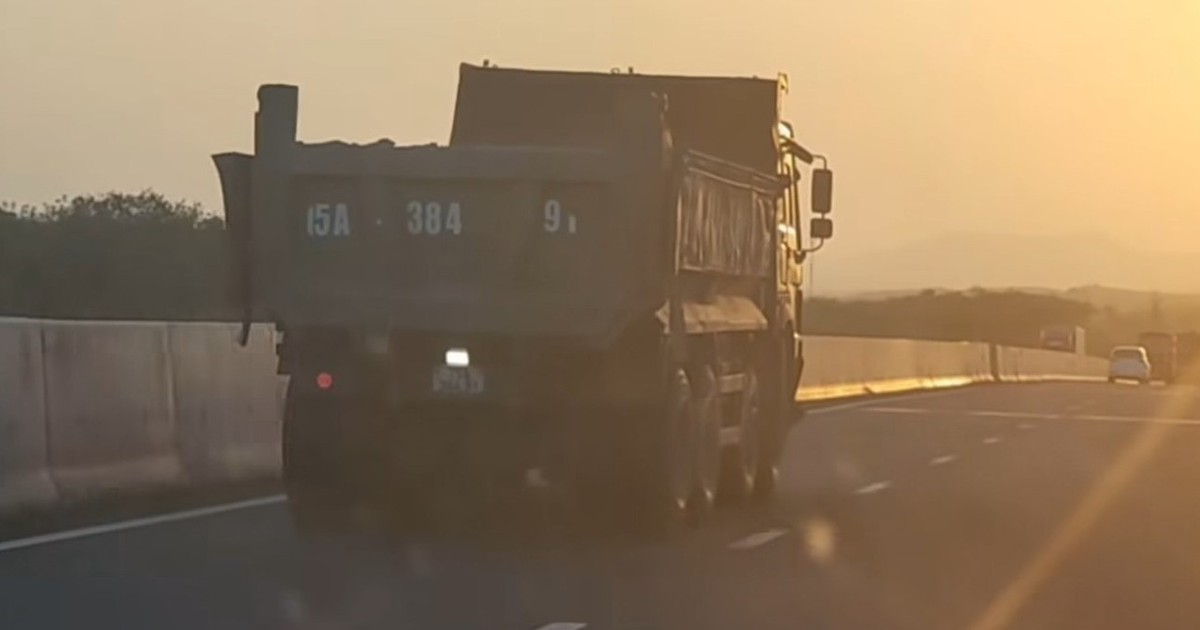 CSGT xử phạt nhiều xe tải, xe khách cố 'bám làn trái' trên cao tốc