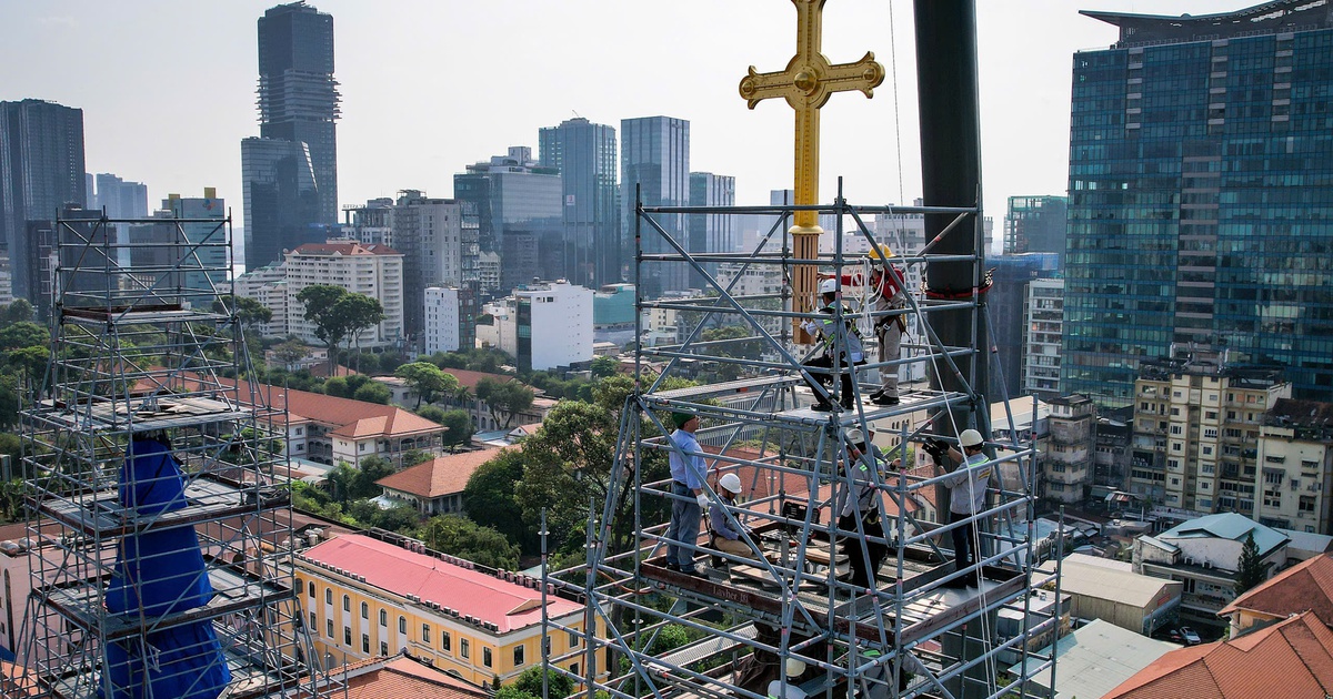 Khoảnh khắc 2 Thánh giá mạ vàng nặng 400 kg 'trở lại' đỉnh nhà thờ Đức Bà Sài Gòn