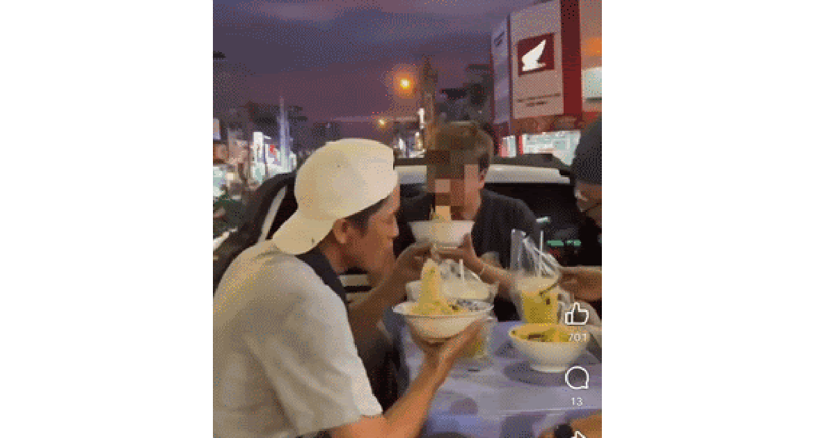 Nhóm người bày bàn ghế, ngồi ăn trên thùng xe bán tải đang chạy ở TP.HCM