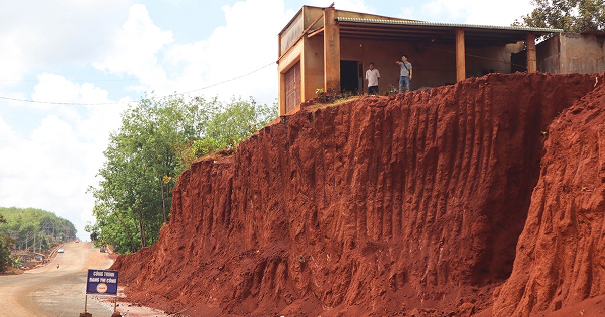 Hạ cốt nền đường khiến nhà dân chênh vênh: Không thể để dân mất an toàn