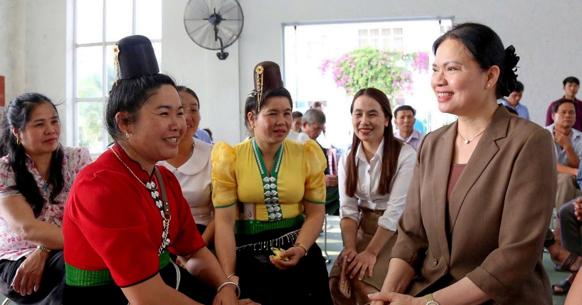 Bà Hà Thị Nga trả lời cử tri về xây dựng nhà văn hóa thôn, bản