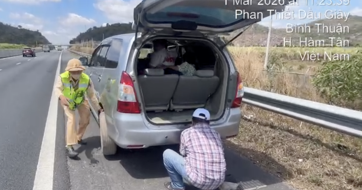 Xe nổ lốp trên cao tốc TP.HCM - Vân Phong: CSGT hướng dẫn xử lý an toàn