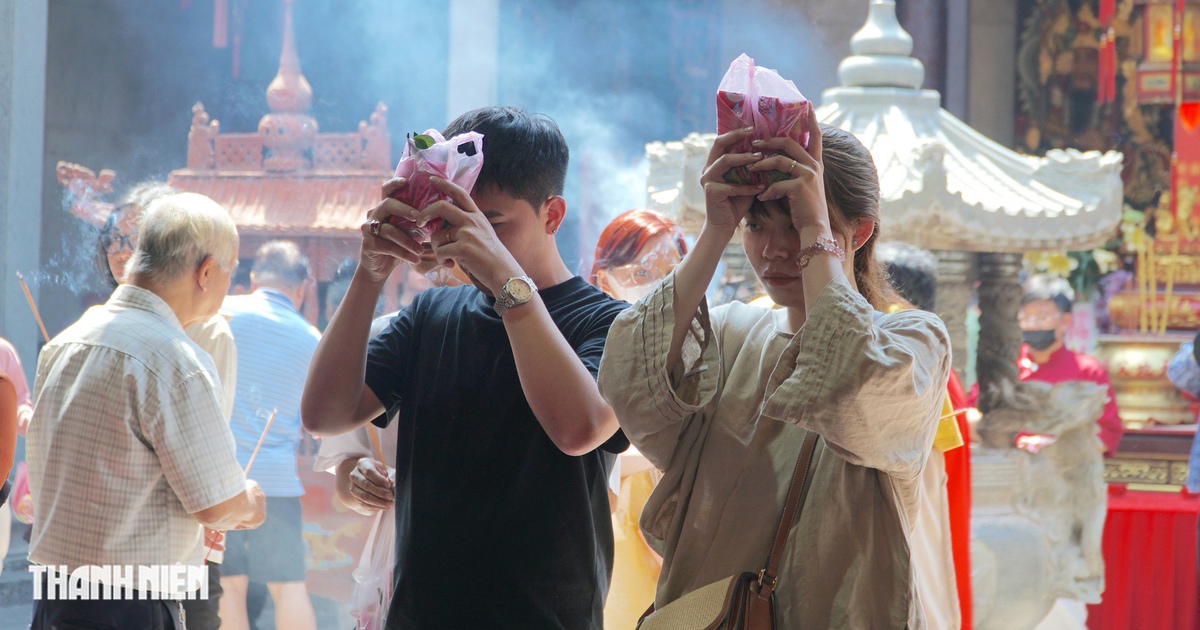 Rằm tháng giêng: Chùa Ông ở Chợ Lớn nhộn nhịp người đến vay lộc, trả lộc