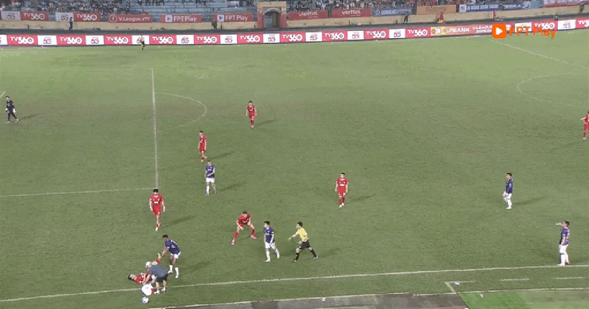 Cầm 2 chân đối thủ kéo xềnh xệch khỏi sân, ngoại binh Hà Nội bị thẻ đỏ: Oan hay không?